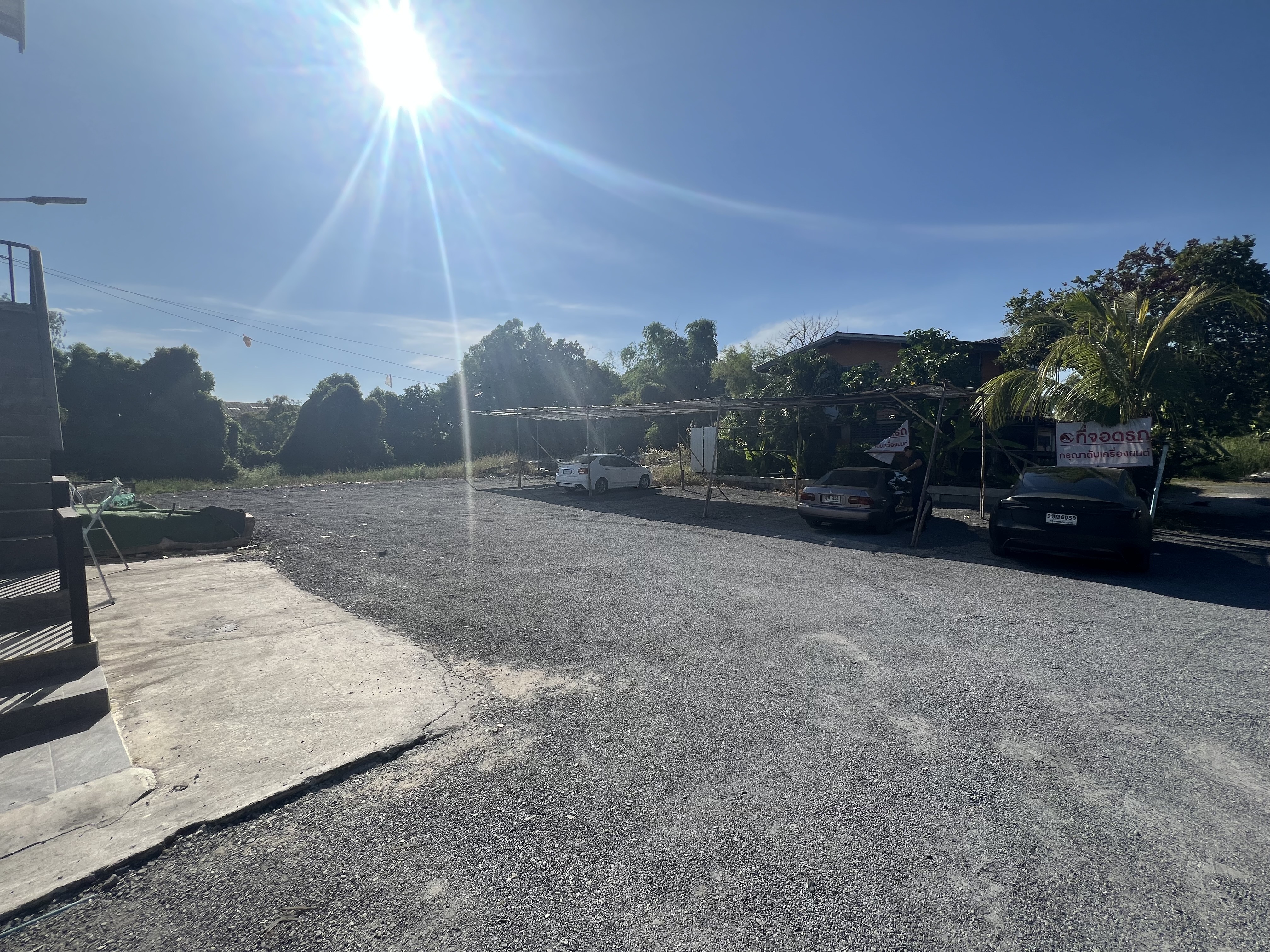 ลานจอดรถกว้างขวาง