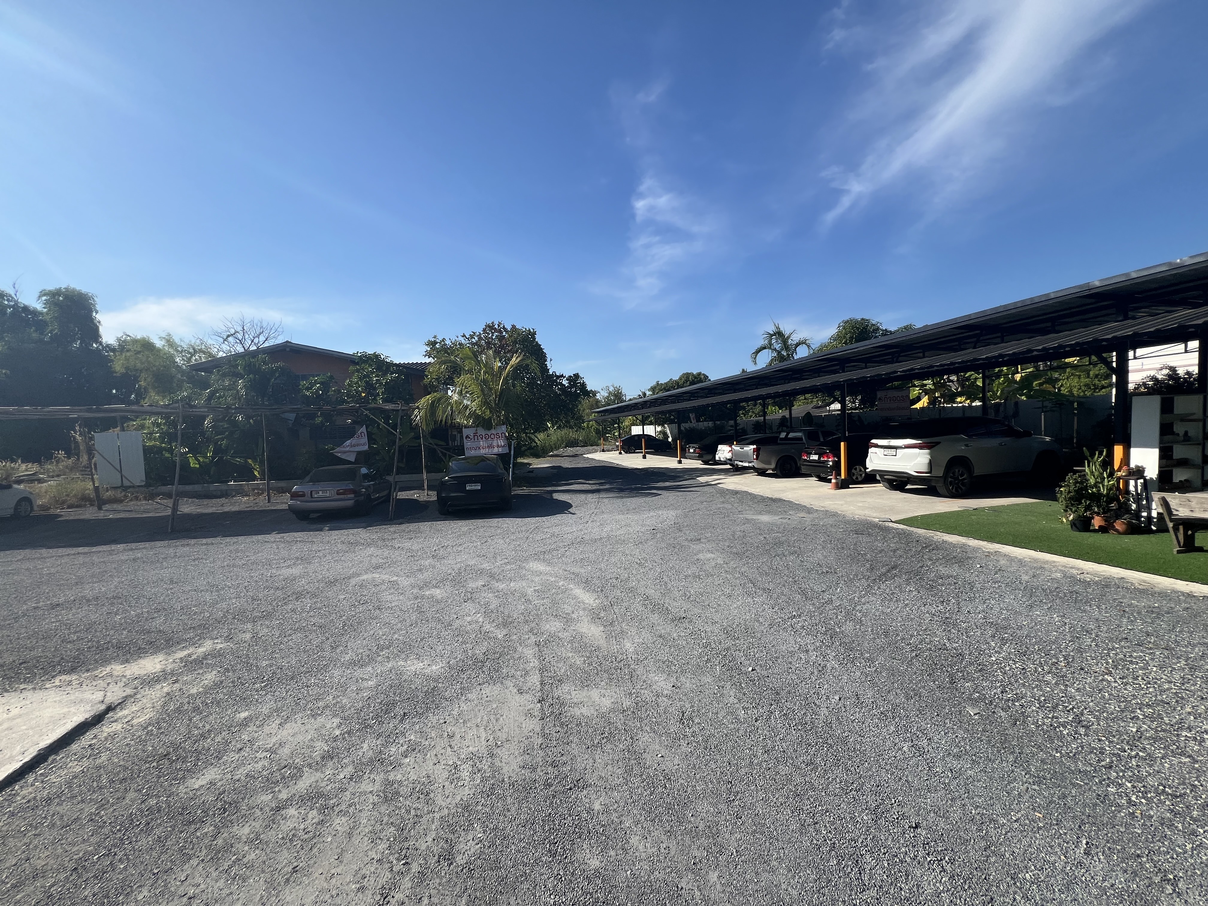 ที่จอดรถในร่ม